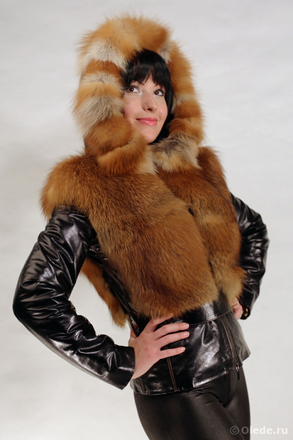 Куртка меховая из рыжей лисы с кожаными рукавами и капюшоном с меховой опушкой (3)