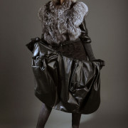 Куртка трансформер кожаная меховой отделкой из серебристо-черной лисы чернобурки с кожаными рукавами и отстегивающейся юбкой