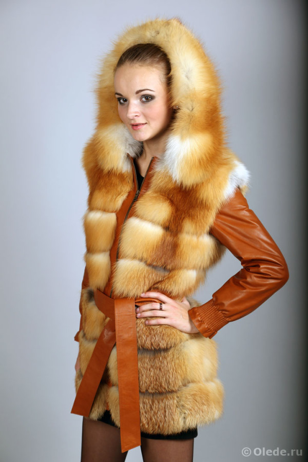 Жилетка-куртка меховая из рыжей лисы с отстегивающимися рукавами удлиненная с капюшоном и поясом (4)